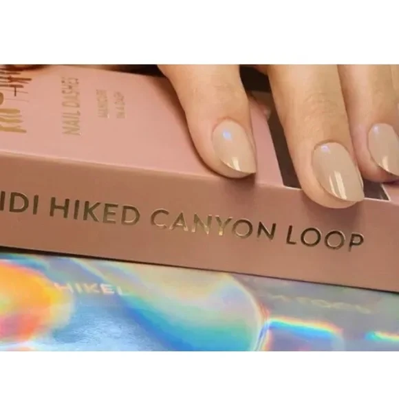 Heidi Hiked Canyon Loop Nail Dashes by Red Aspen Medium Round style - Picture 2 of 5